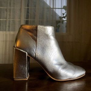 Metallic Silver Leather Block Heel Booties size 7 by Avec Les Filles